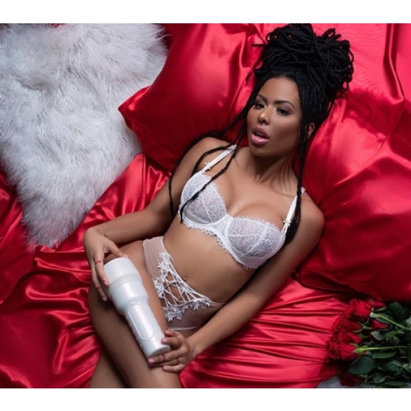 Kira Noir Spellbound Masturbator - Image 7